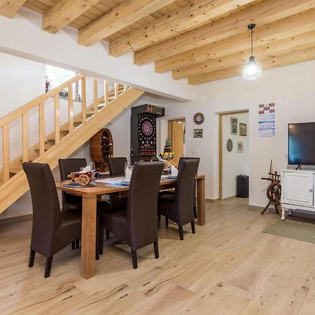 Amazing Home In Vrzici With Jacuzzi 외부 사진