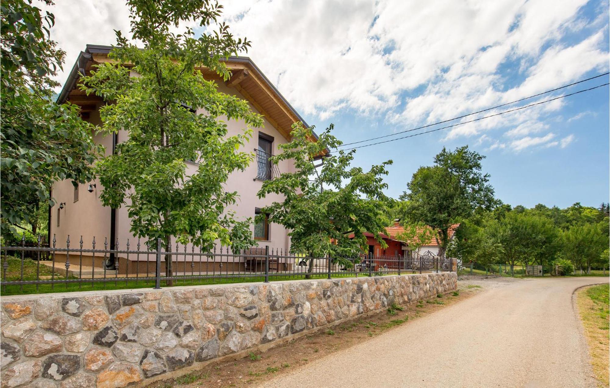 Amazing Home In Vrzici With Jacuzzi 외부 사진
