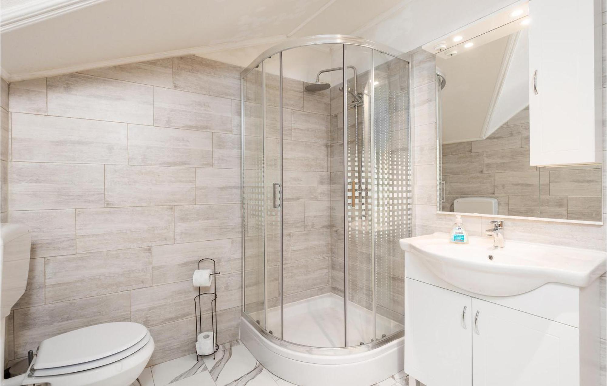 Amazing Home In Vrzici With Jacuzzi 외부 사진