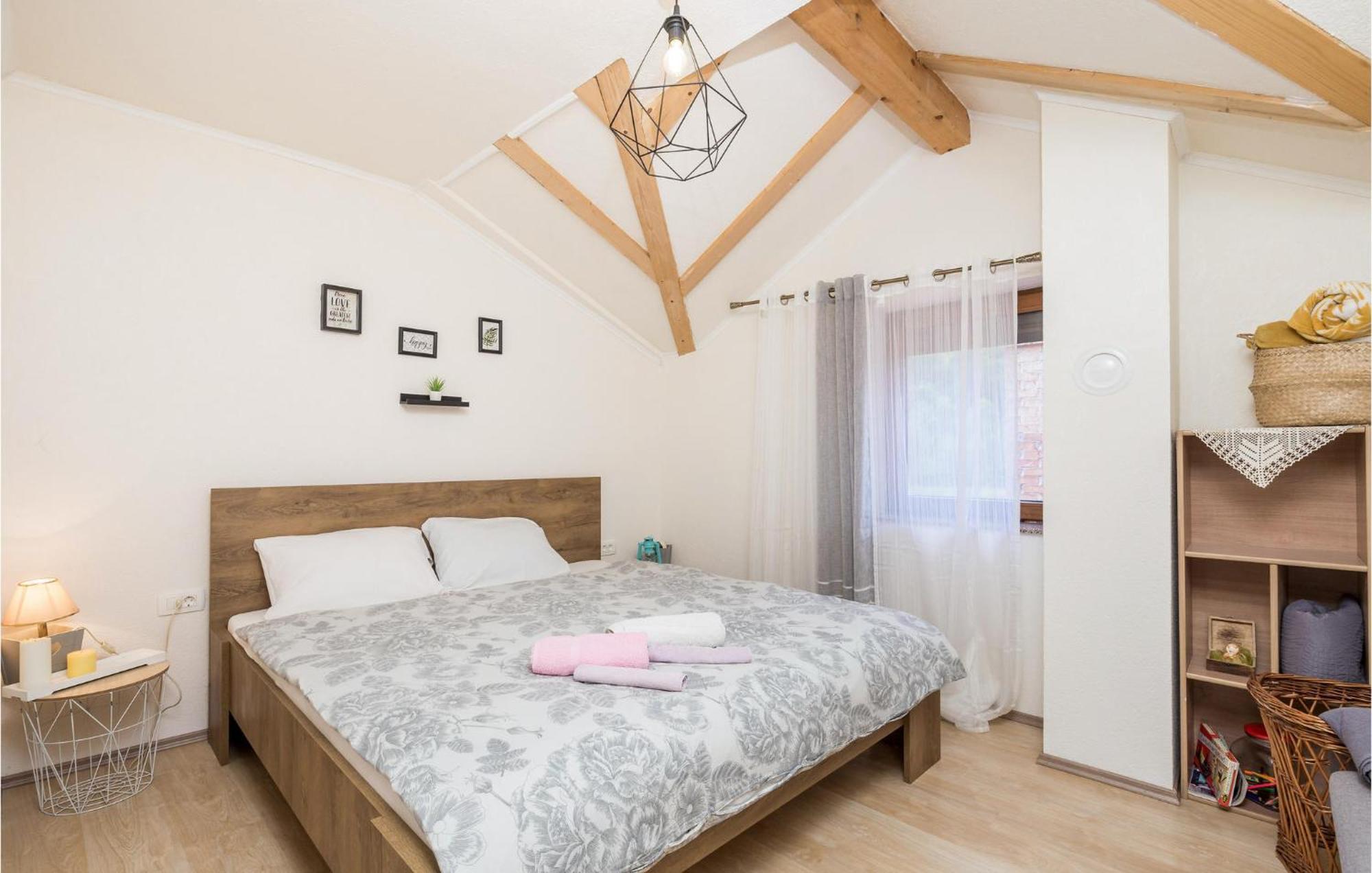 Amazing Home In Vrzici With Jacuzzi 외부 사진