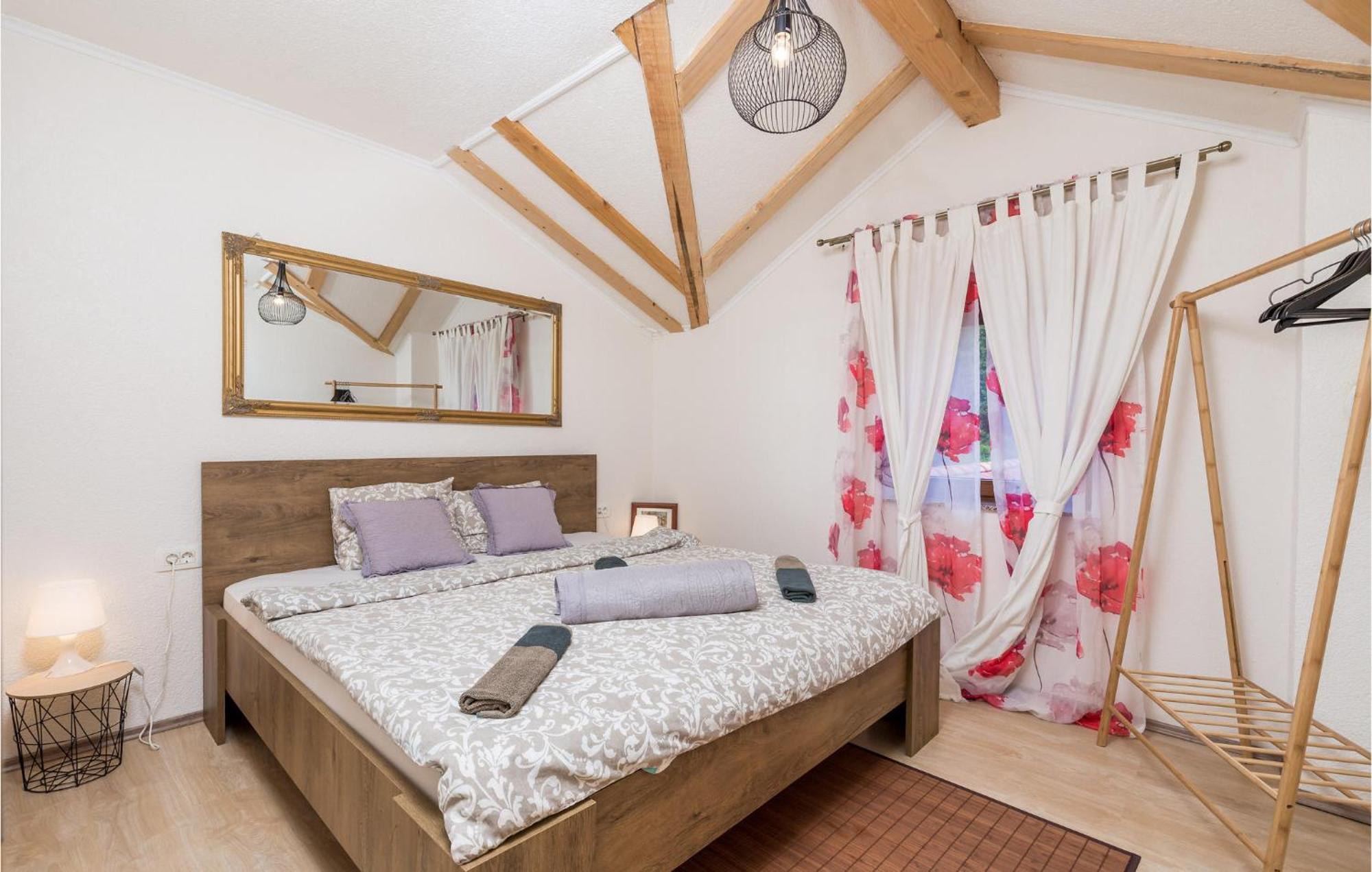 Amazing Home In Vrzici With Jacuzzi 외부 사진