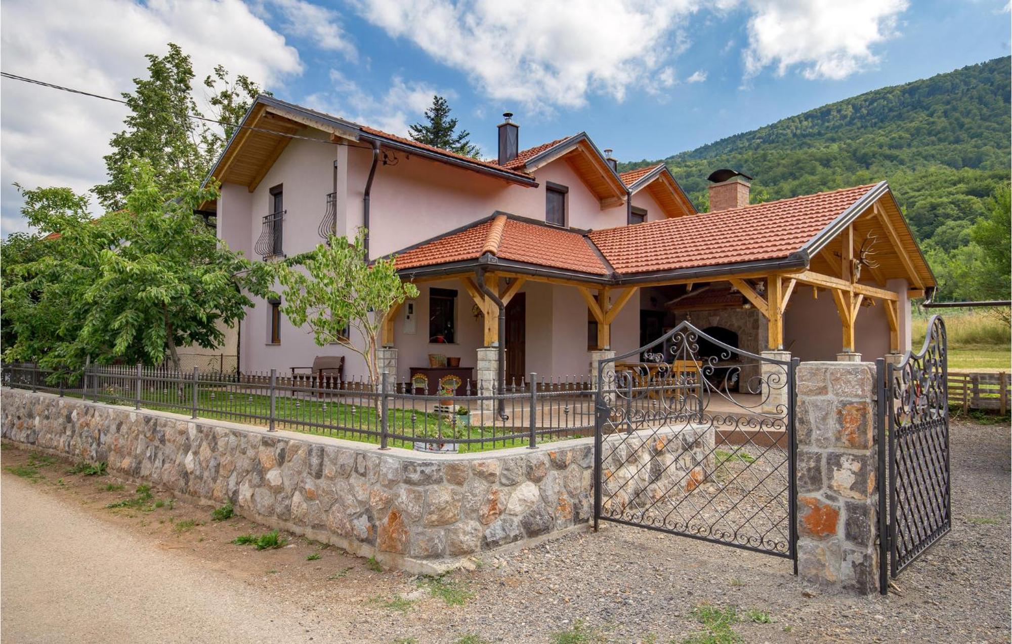 Amazing Home In Vrzici With Jacuzzi 외부 사진